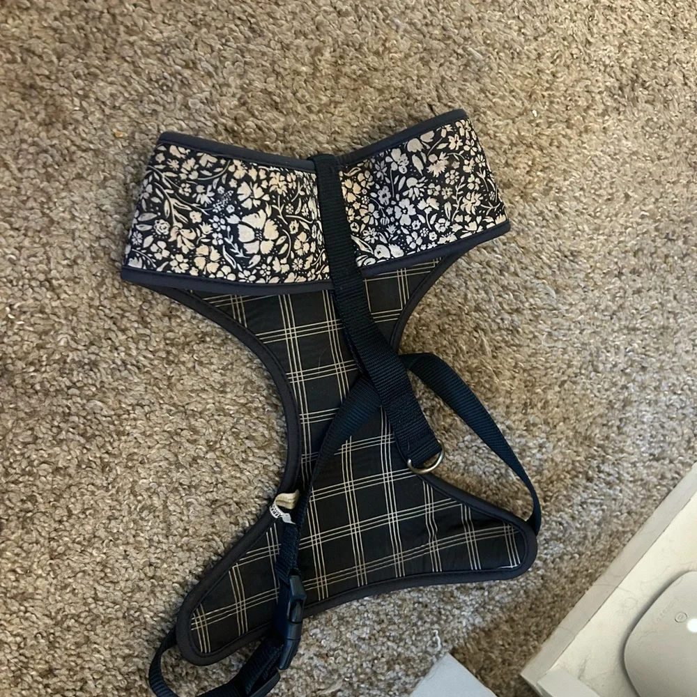 Source Unknown Navy and Cream Floral Dog Harness M